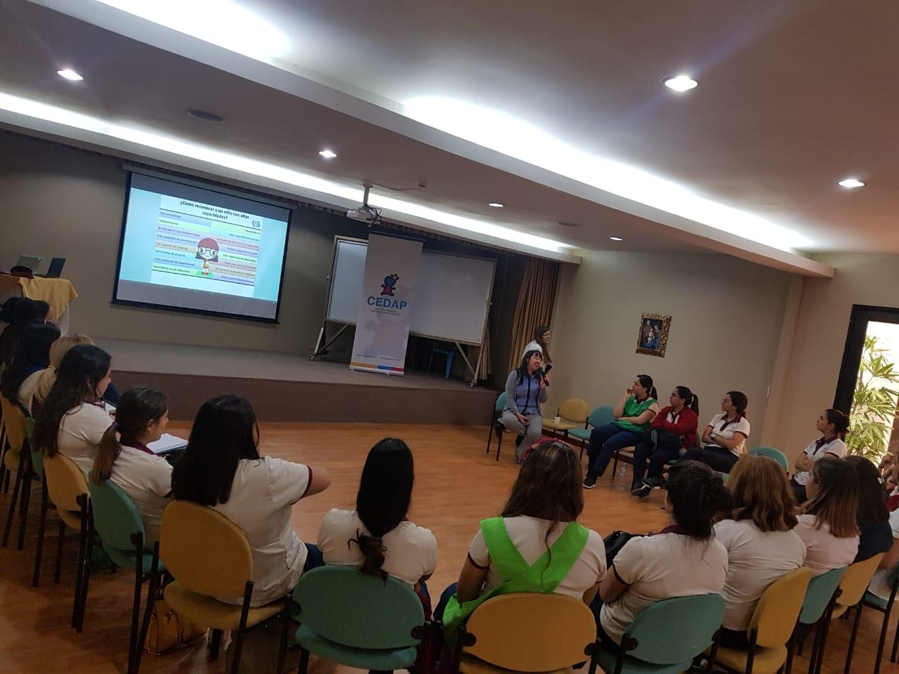 Grupo de niños colaborando en un proyecto