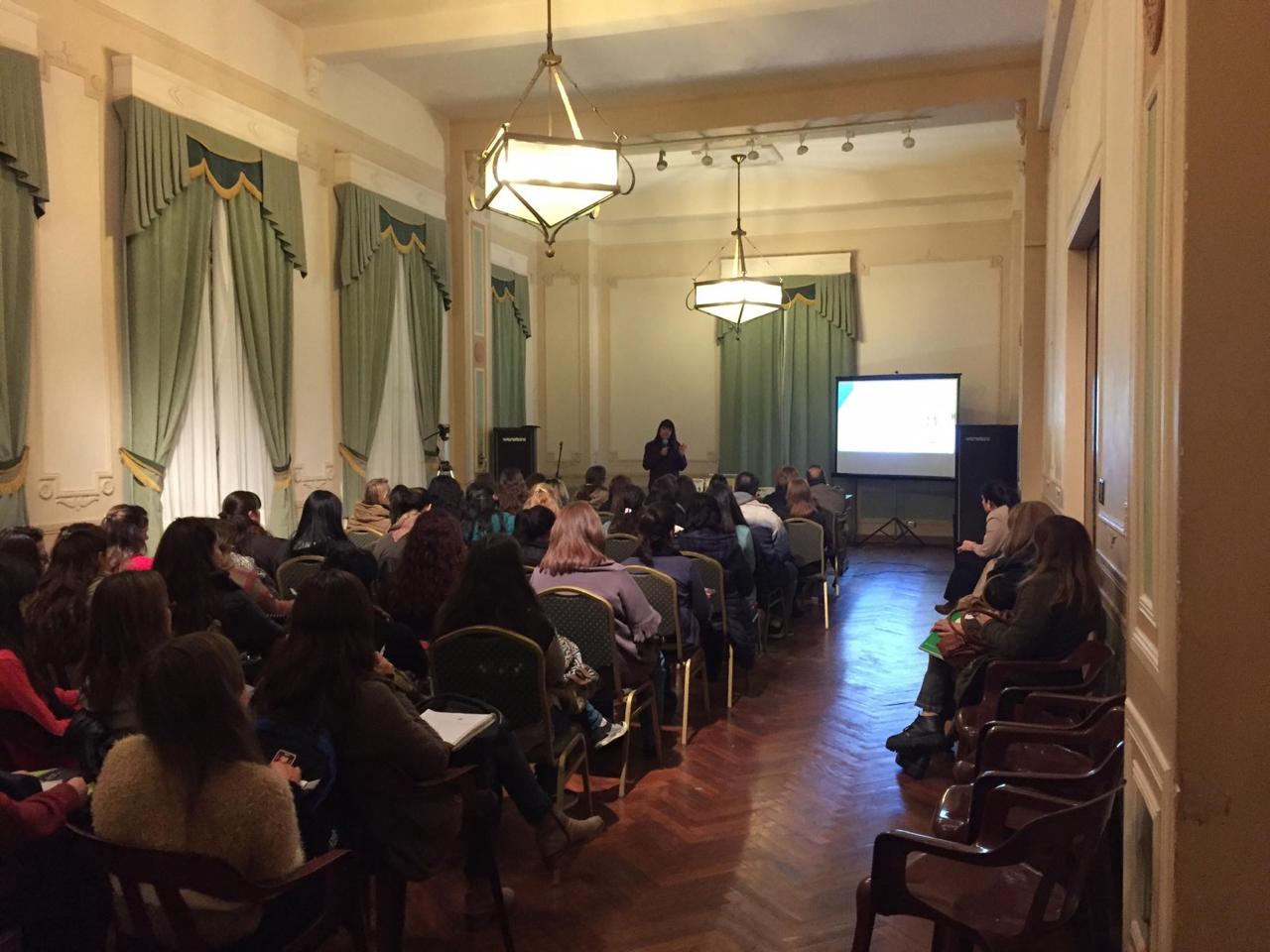 Grupo de niños colaborando en un proyecto