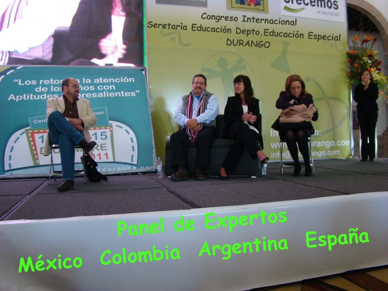 Grupo de niños colaborando en un proyecto