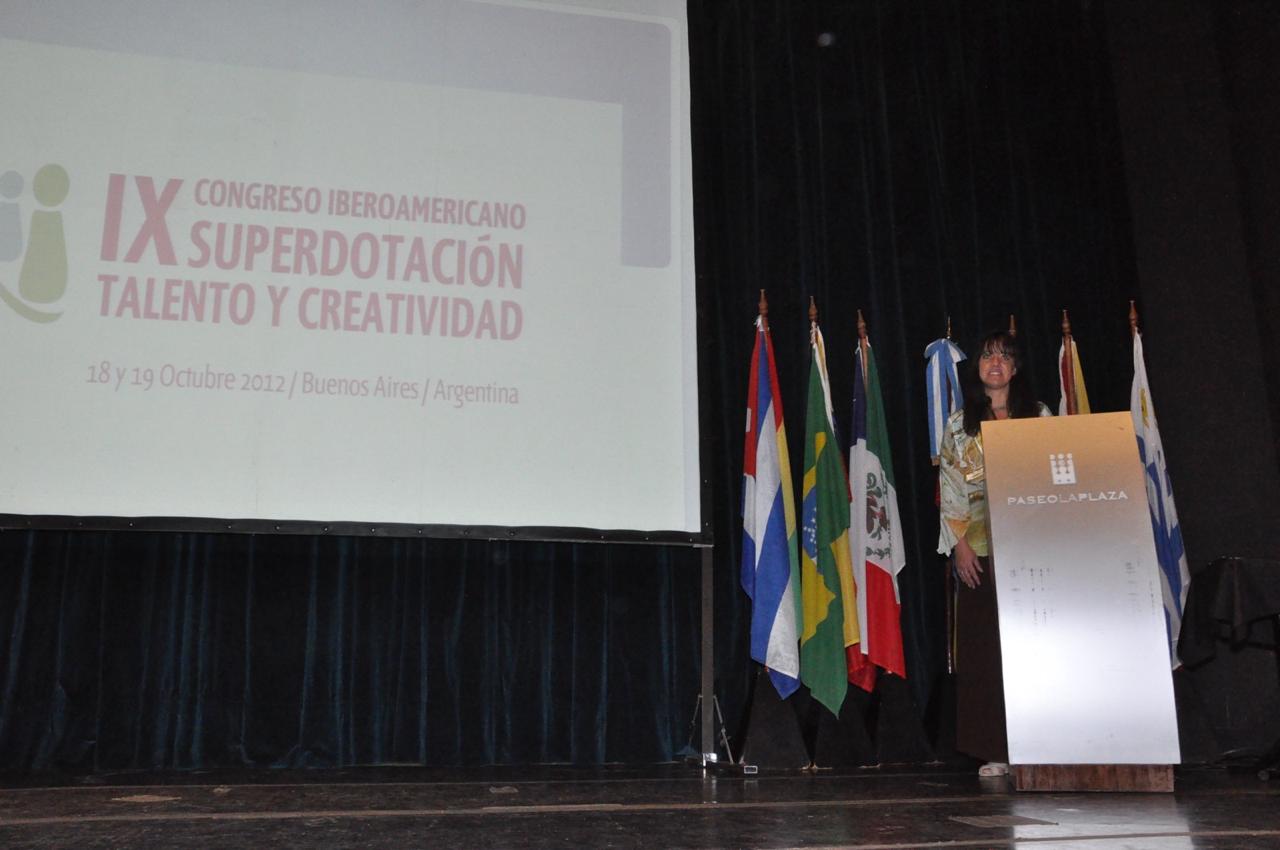 Grupo de niños colaborando en un proyecto