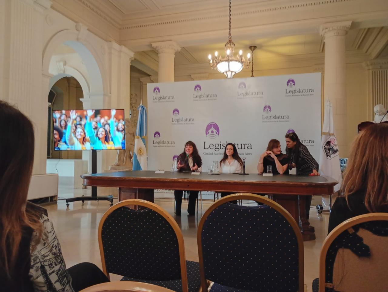 Grupo de niños colaborando en un proyecto